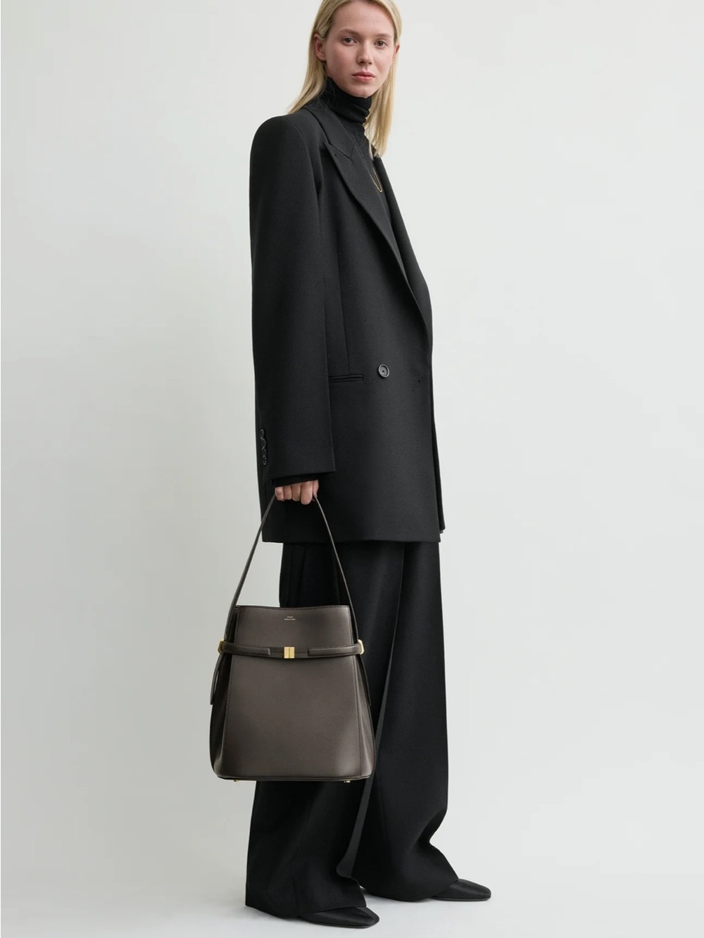 Toteme Belted leather bucket bag - Picture 3 of 16